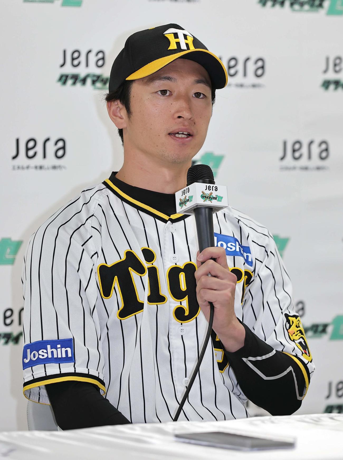 2023JERAクライマックスシリーズ　セの共同記者会見に参加した近本（撮影・上田博志）