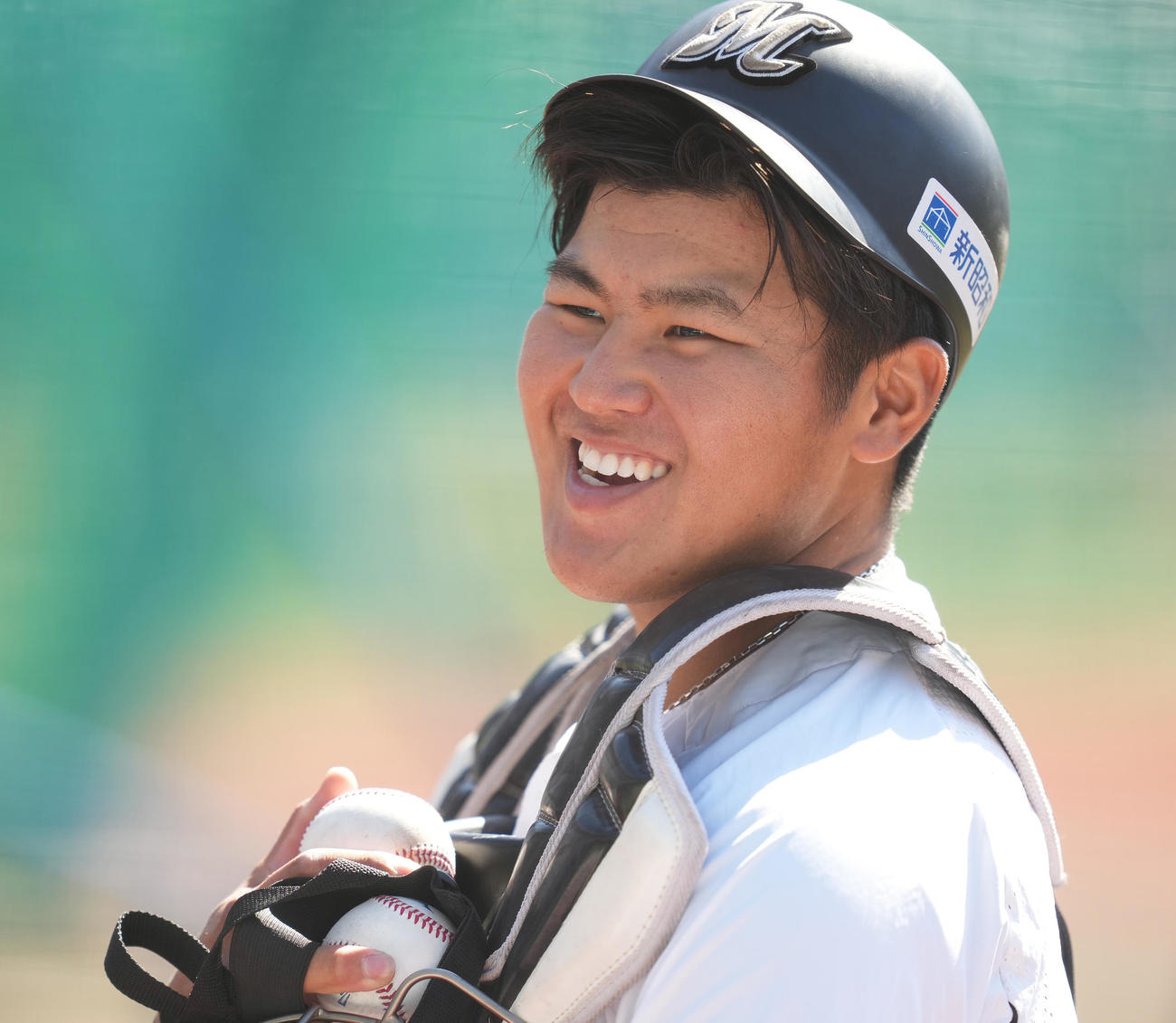 練習で笑顔のロッテ松川（撮影・鈴木みどり）