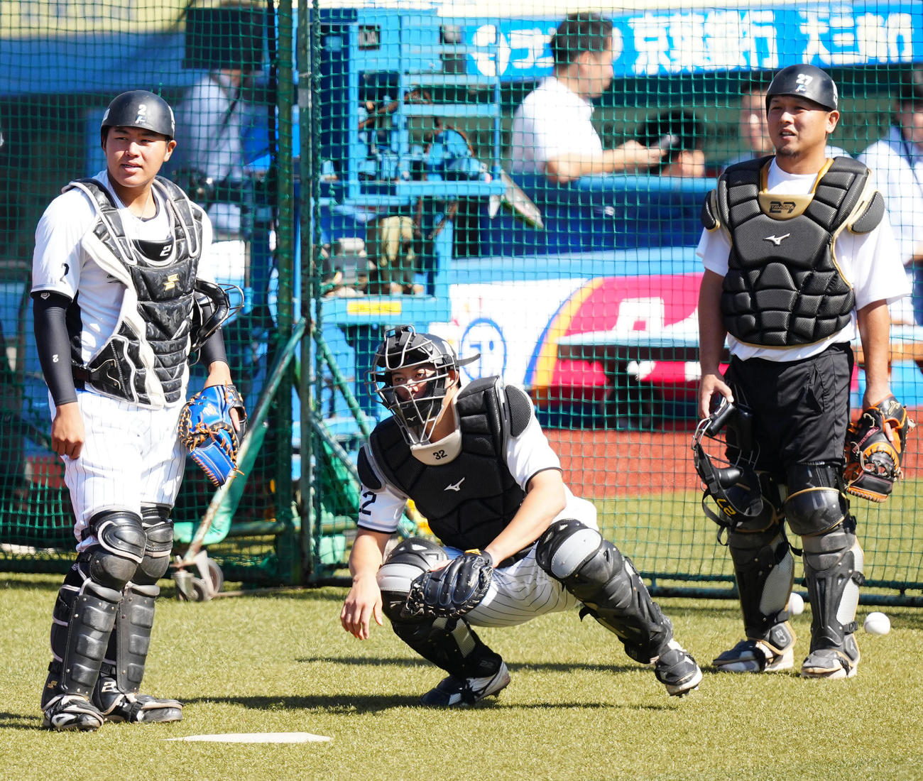 練習に臨むロッテ捕手陣。左から松川、佐藤都、田村（撮影・江口和貴）