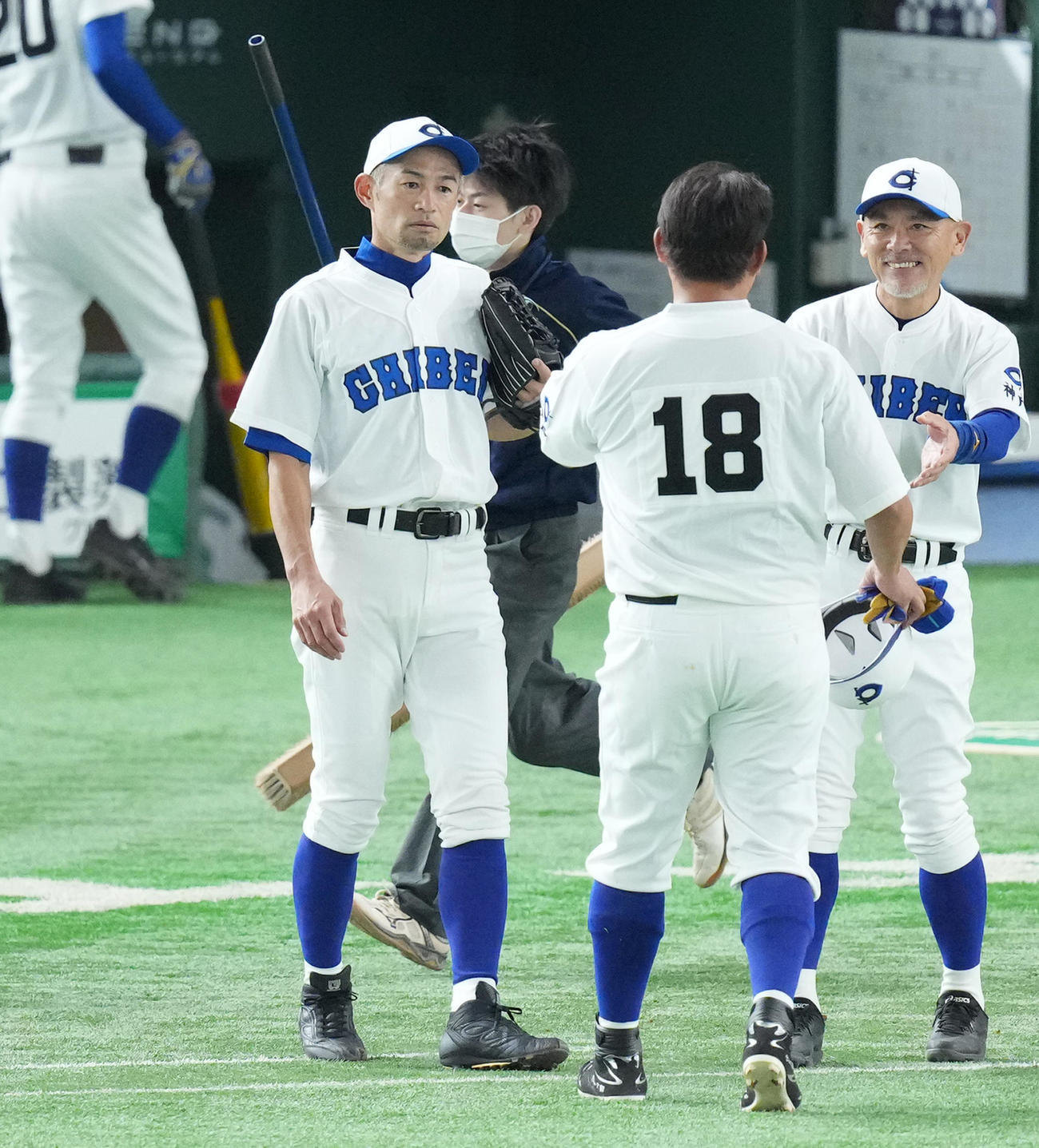 イチロー選抜対高校野球女子選抜　3回裏イチロー選抜1死一塁、沢本氏の右飛で一塁を飛び出しアウトとなった一走松坂氏（手前）に説教するイチロー氏（2022年11月3日撮影）