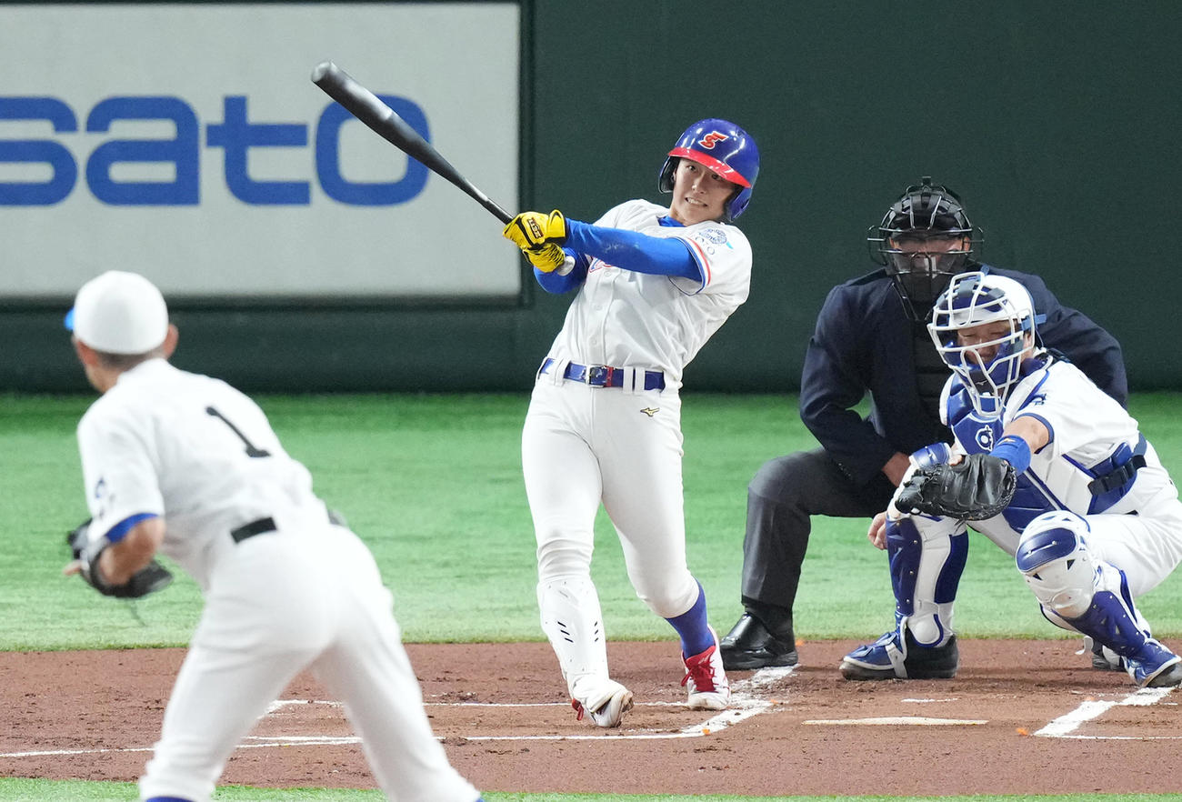 イチロー選抜対高校野球女子選抜　1回表高校野球女子選抜1死一塁、イチロー氏（手前）から先制の適時三塁打を放つ森崎杏（2022年11月3日撮影）