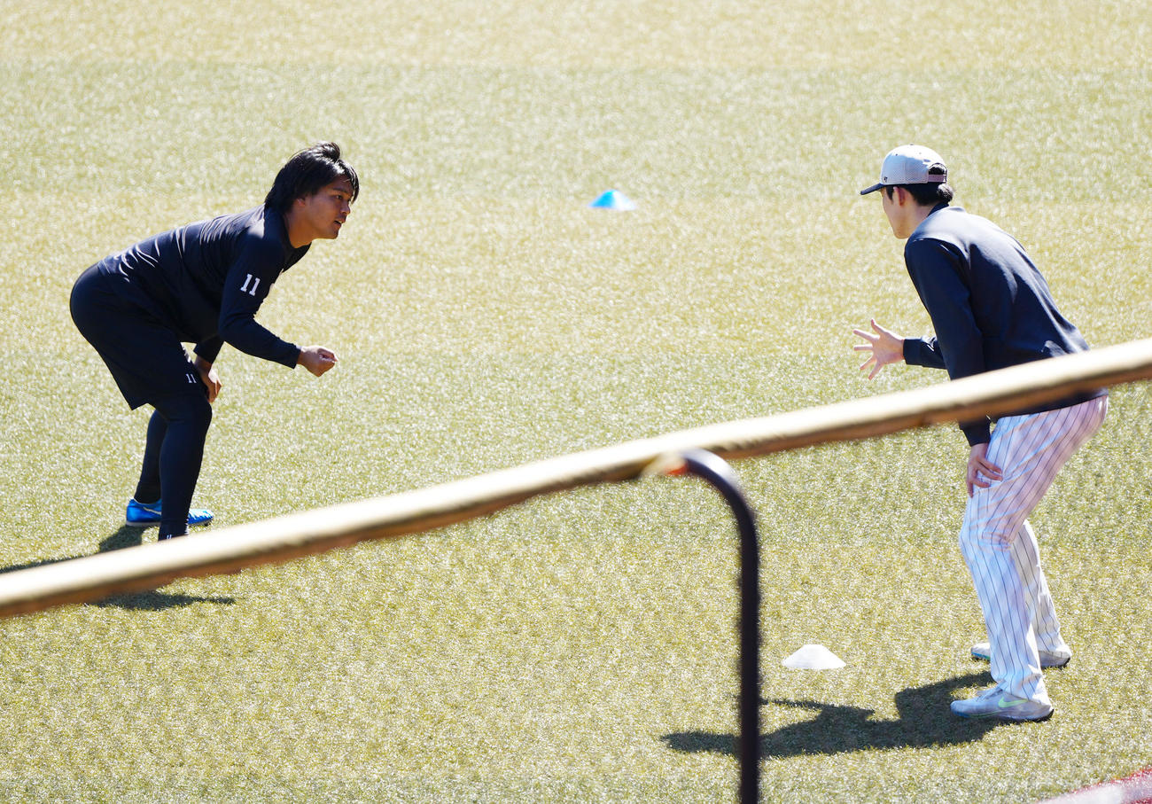 練習中、ロッテ佐々木千（左）に、じゃんけんで勝つ佐々木朗（撮影・江口和貴）