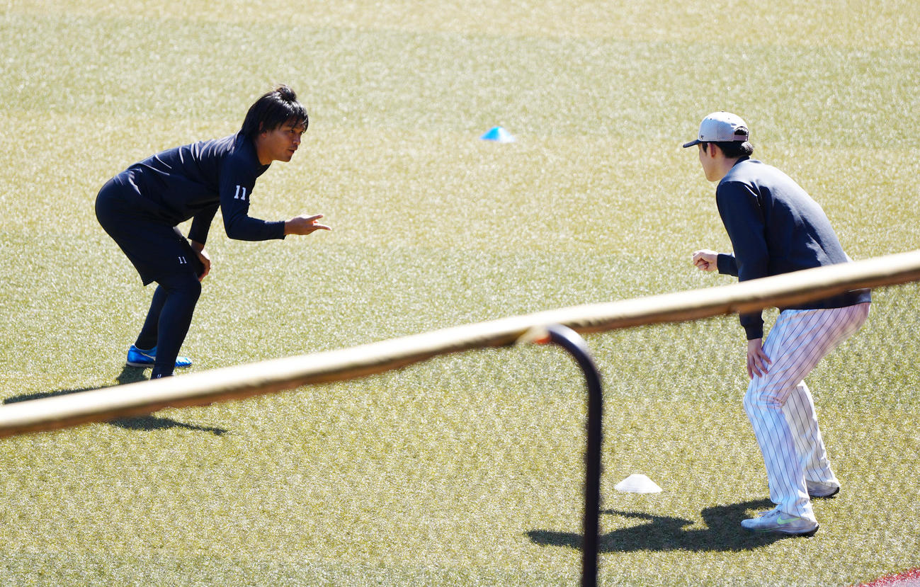 練習中、ロッテ佐々木千（左）に、じゃんけんで勝つ佐々木朗（撮影・江口和貴）