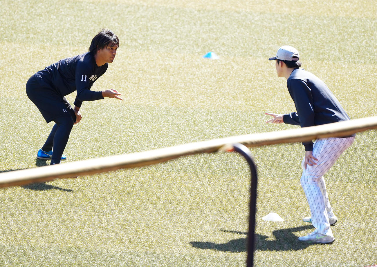練習中、じゃんけんであいこになるロッテ佐々木千（左）と佐々木朗（撮影・江口和貴）