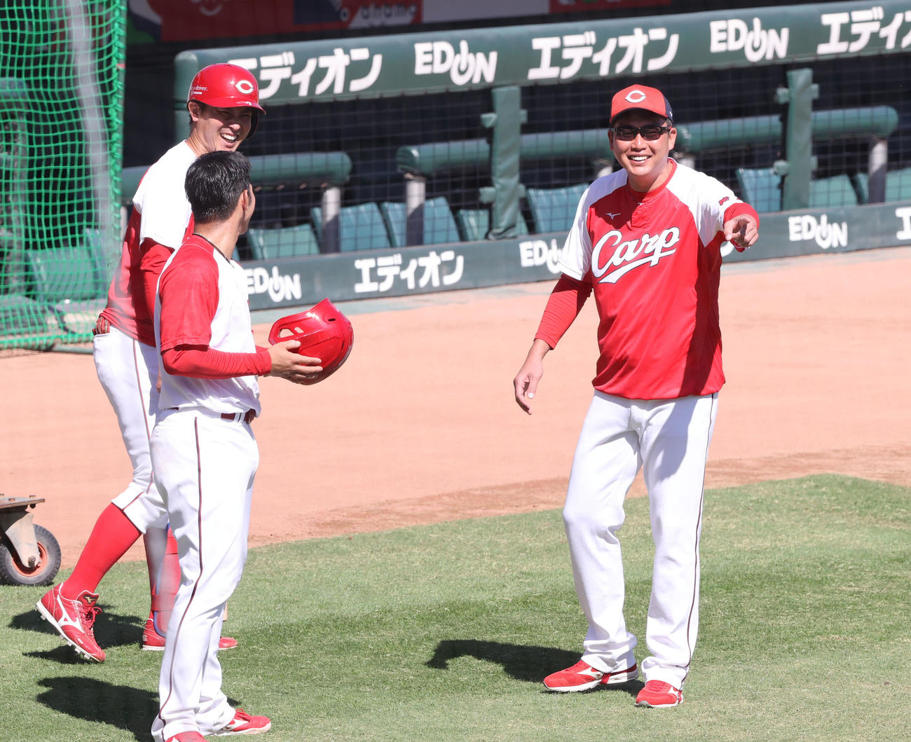 練習中、笑顔を見せる新井監督（撮影・梅根麻紀）