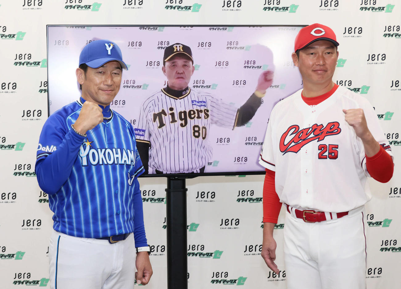 セCSファーストS前日会見　会見後、モニター越しの阪神岡田監督とポーズを決める左からDeNA三浦監督、広島新井監督（撮影・加藤孝規）