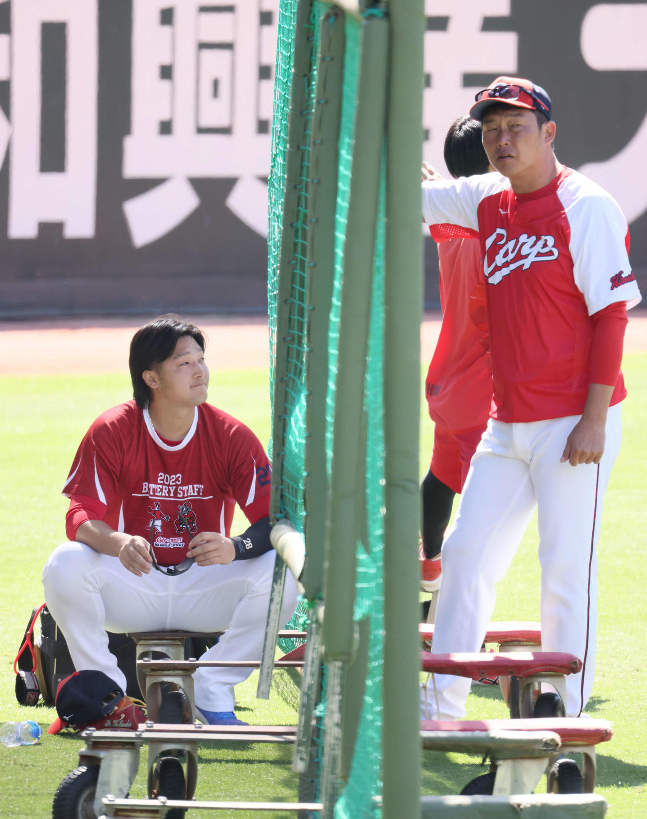 セCSファーストS前日練習　床田（左）と話し合う広島新井監督（撮影・加藤孝規）