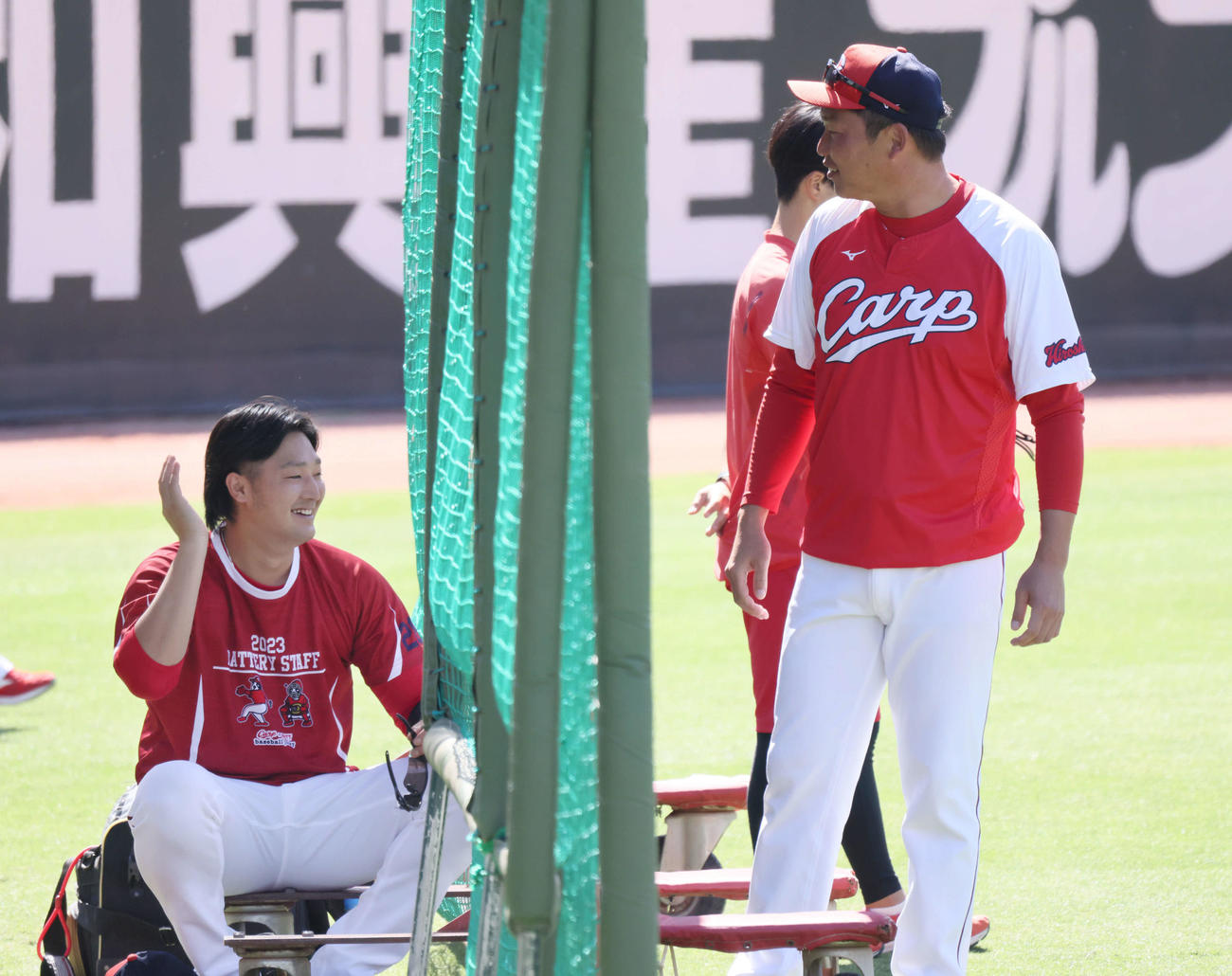セCSファーストS前日練習　床田（左）と話し合う広島新井監督（撮影・加藤孝規）