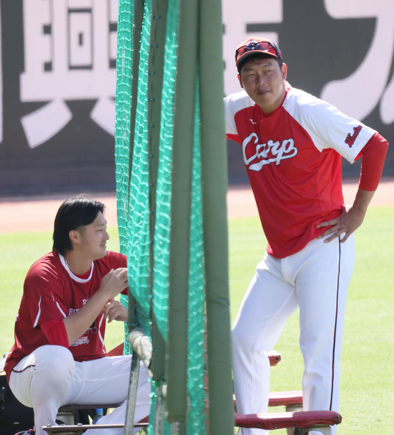 セCSファーストS前日練習　床田（左）と話し合う広島新井監督（撮影・加藤孝規）