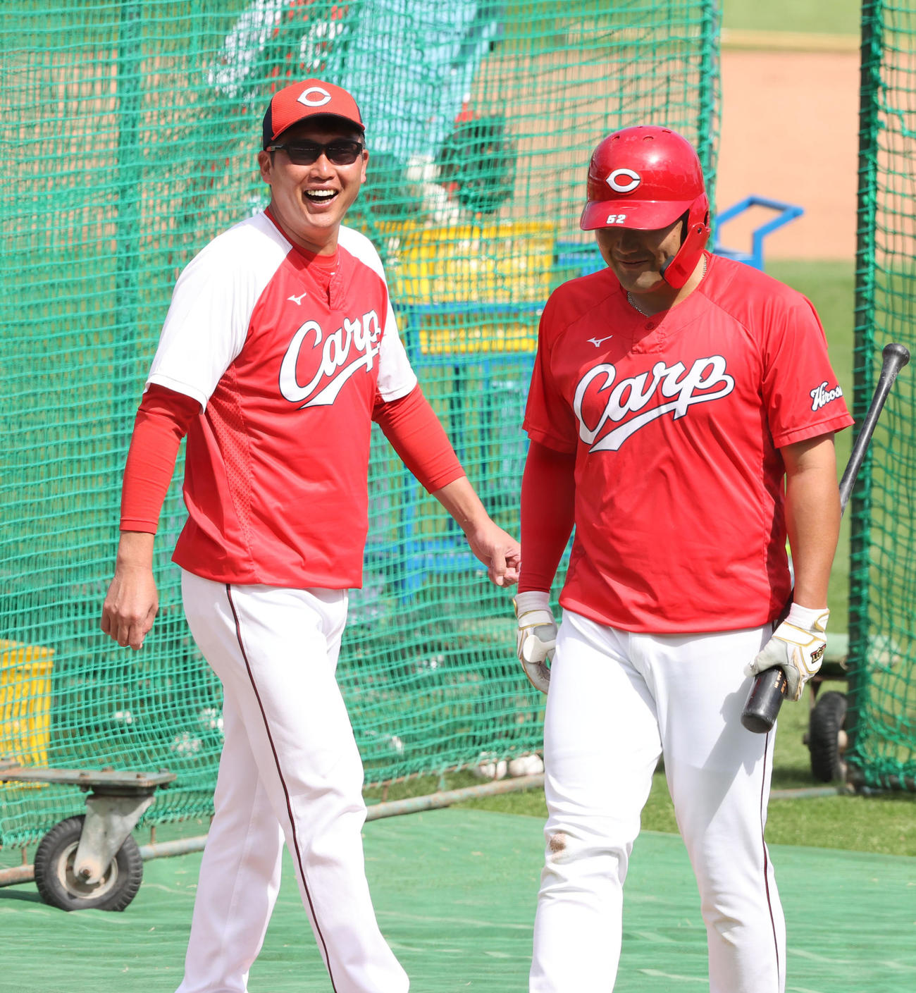 練習中、笑顔を見せる新井監督（撮影・梅根麻紀）