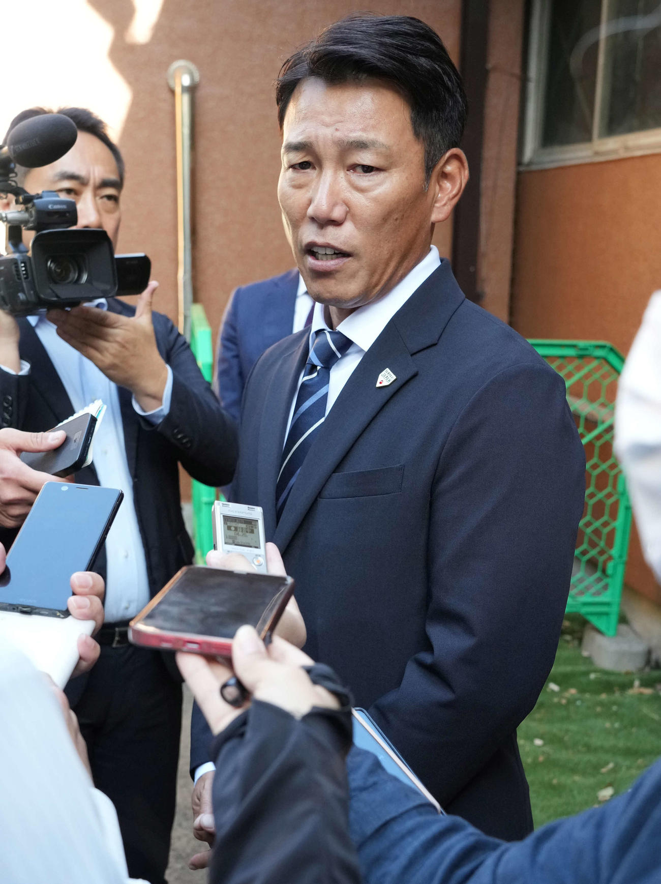 ヤクルト練習の視察を終え囲み取材に臨む日本代表井端監督（撮影・小沢裕）