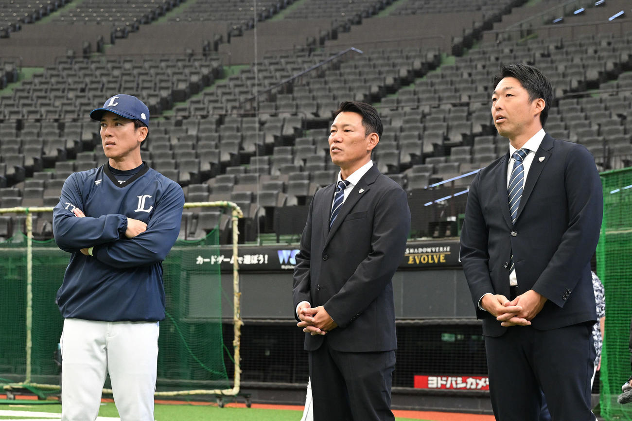 視察に訪れた侍ジャパン井端監督（中央）と吉見投手コーチ（右）は西武松井監督と話す（撮影・滝沢徹郎）