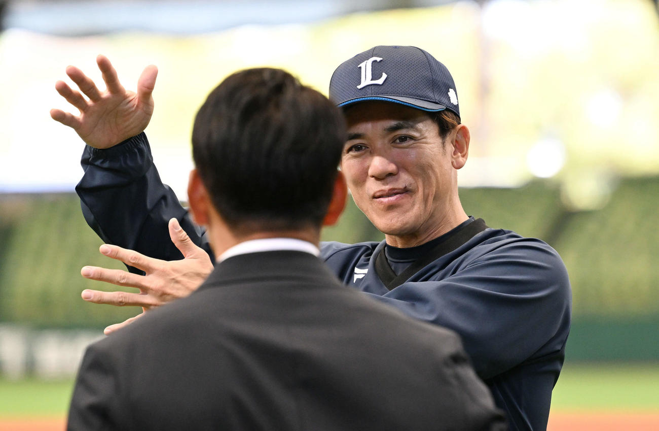 視察に訪れた侍ジャパン井端監督（手前）と話す西武松井監督（撮影・滝沢徹郎）
