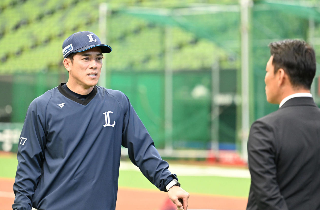 視察に訪れた侍ジャパン井端監督（右）と話す西武松井監督（撮影・滝沢徹郎）