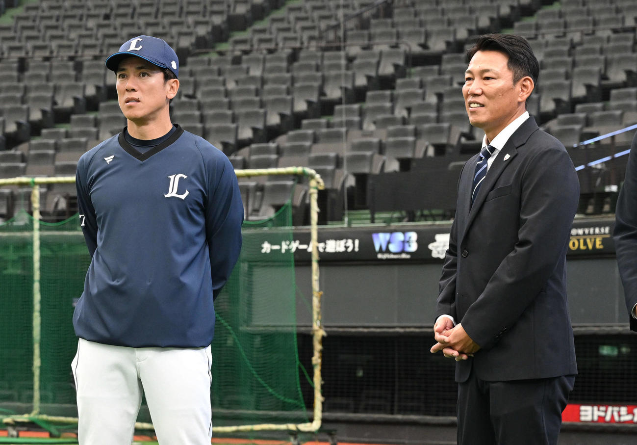 西武秋季練習の視察に訪れた侍ジャパン井端監督（右）と見守る西武松井監督（撮影・滝沢徹郎）