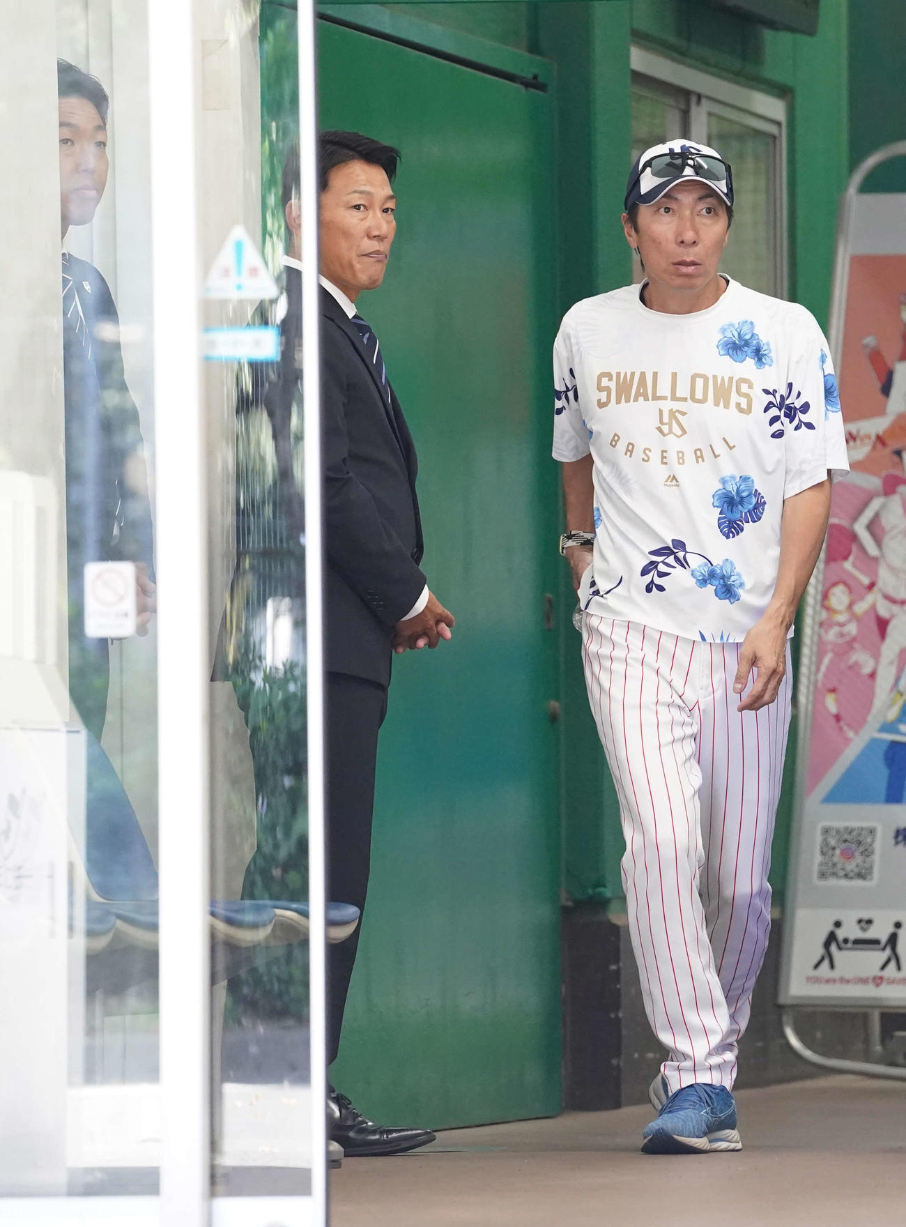 ヤクルトの練習を視察した日本代表井端監督は高津監督（右）と談笑する。左は吉見投手コーチ（撮影・小沢裕）