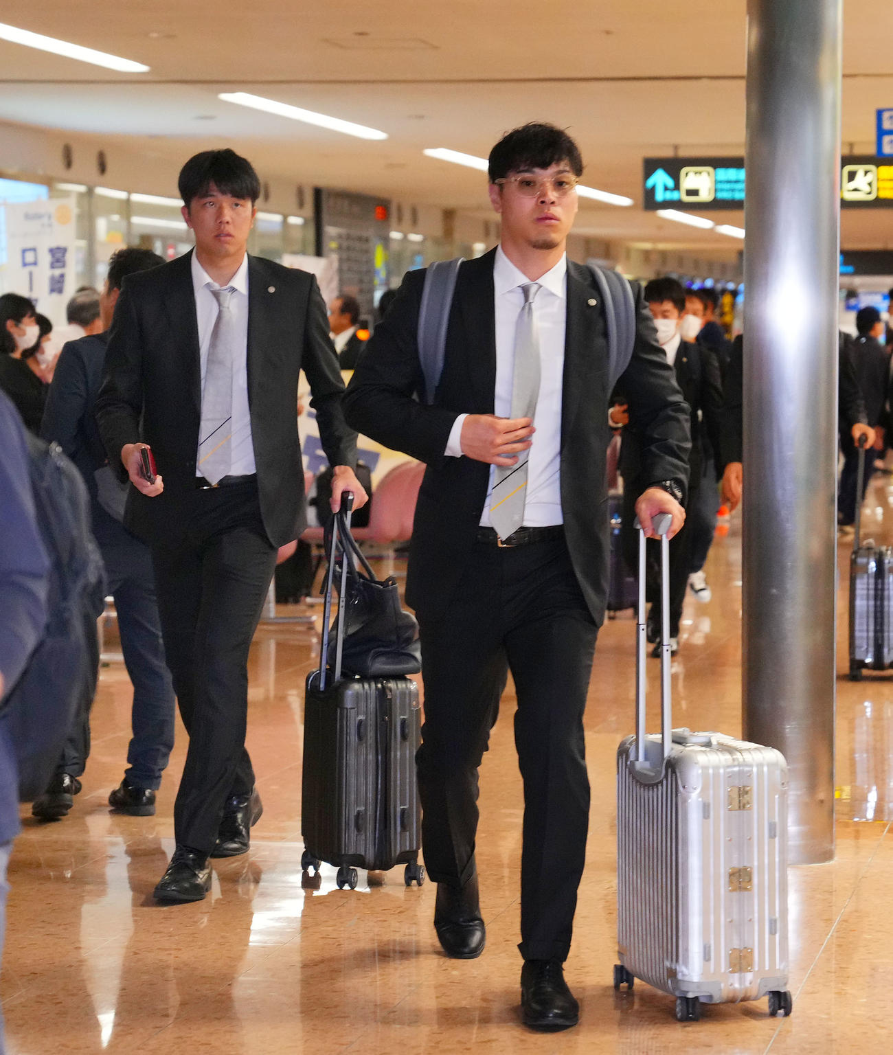 フェニックスリーグ参加のため宮崎入りした阪神佐藤輝（右）と才木（撮影・藤尾明華）