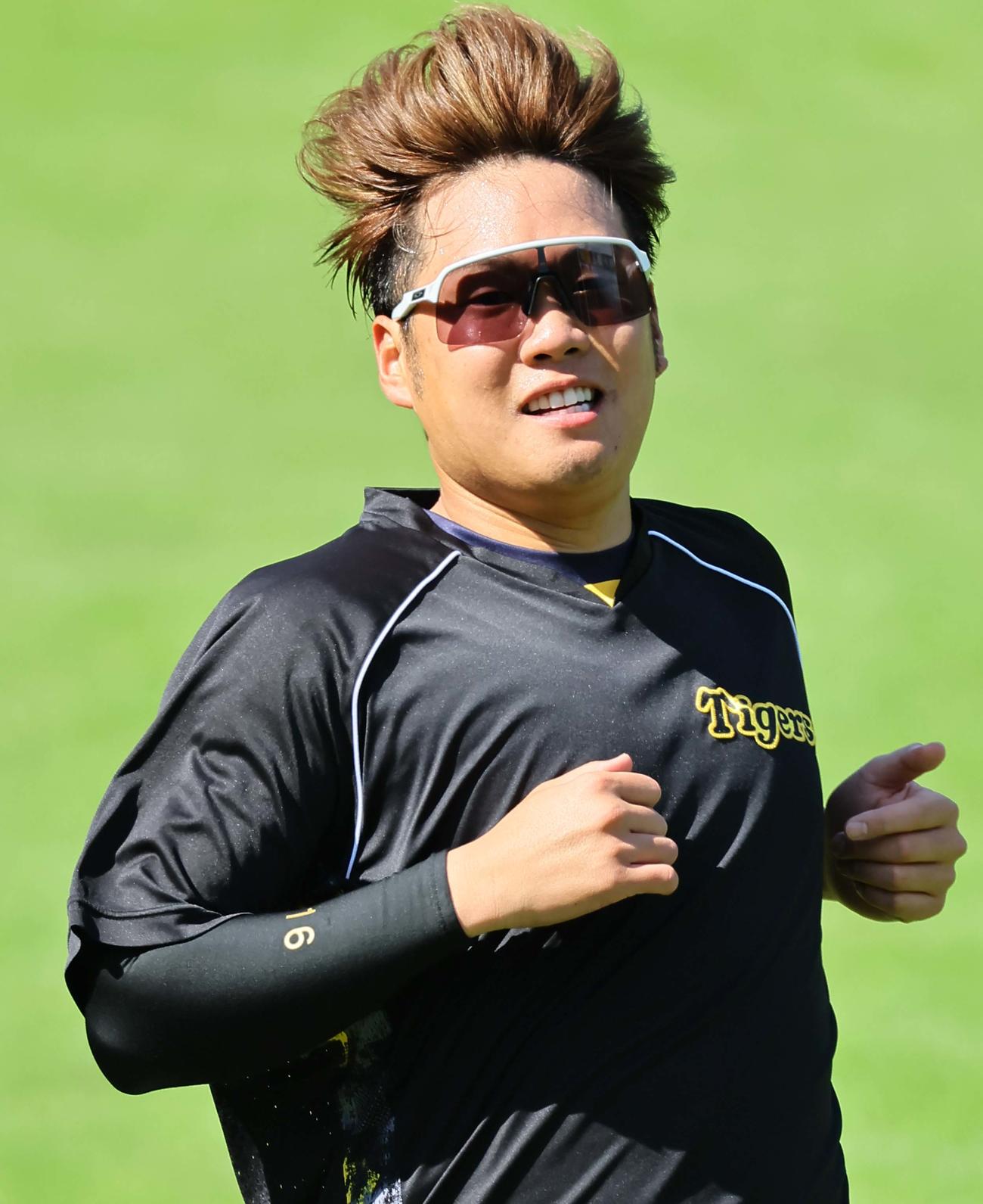 外野をランニングする西勇（撮影・上田博志）