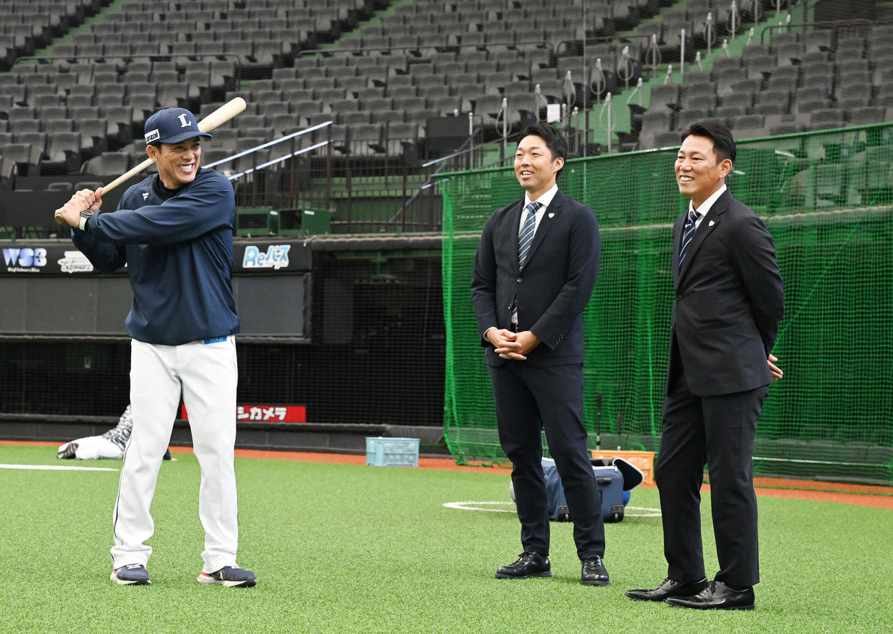 視察に訪れた侍ジャパン井端監督（右）と吉見投手コーチ（中央）は西武松井監督と談笑する（撮影・滝沢徹郎）