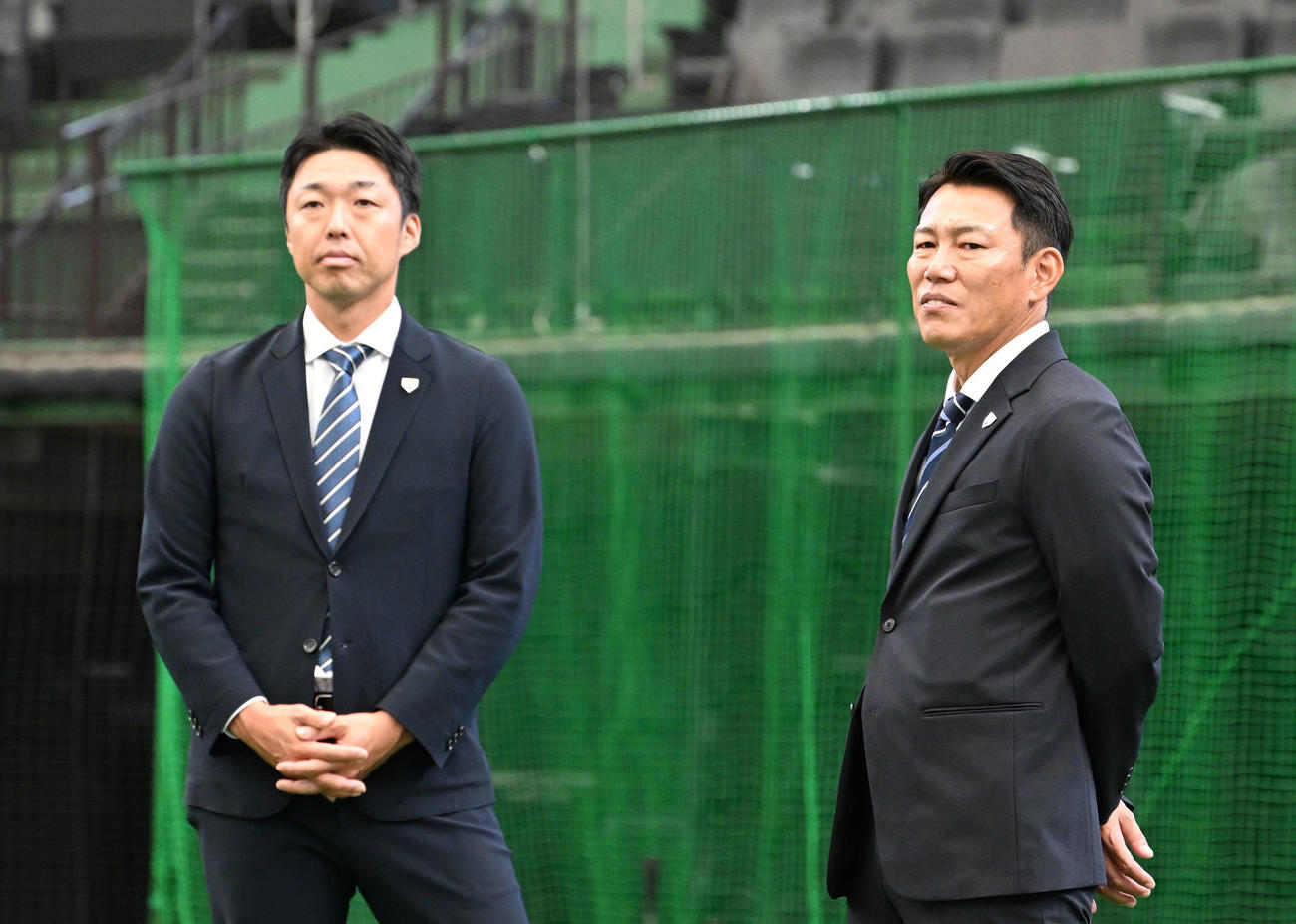 西武秋季練習を視察する侍ジャパン井端監督（右）と吉見投手コーチ（撮影・滝沢徹郎）