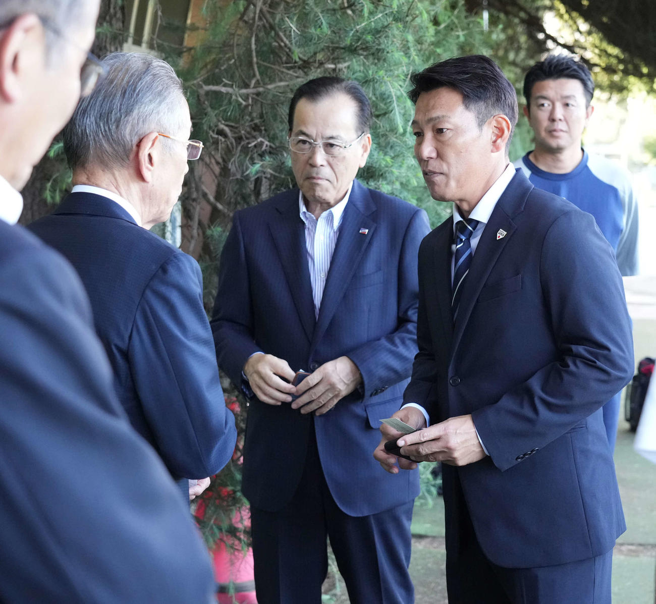 ヤクルト練習の視察に訪れた日本代表井端監督（右）はヤクルト衣笠オーナー代行とあいさつする（撮影・小沢裕）