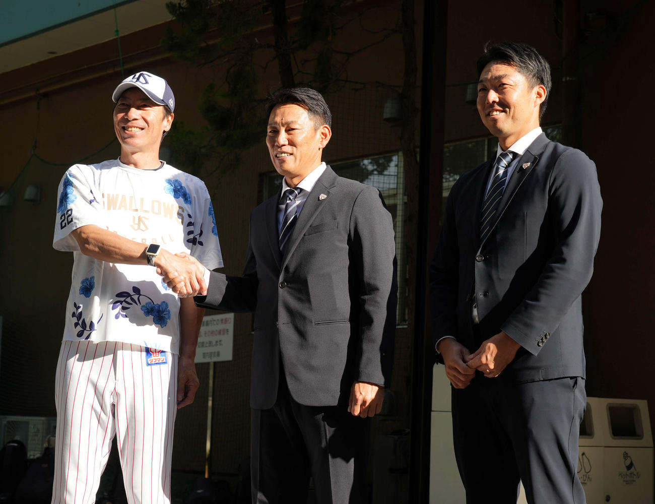 ヤクルの練習視察を終えて記念撮影に臨む、左からヤクルト高津監督、日本代表井端監督、吉見投手コーチ（撮影・小沢裕）