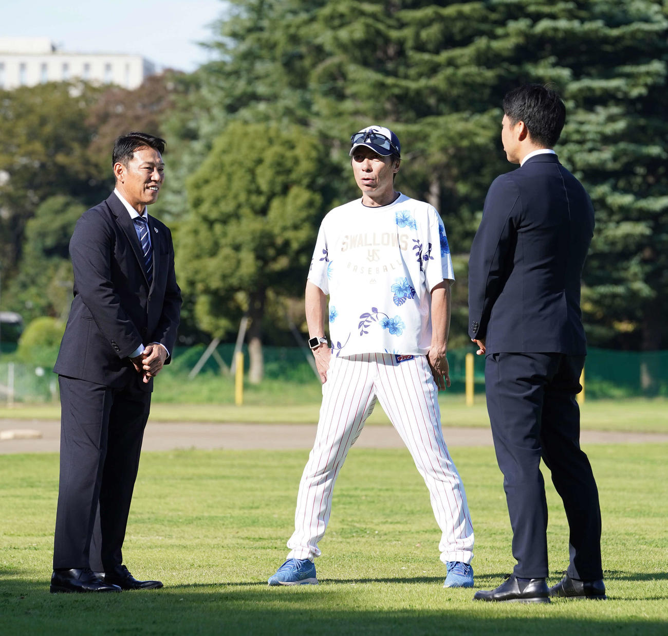 ヤクルトの練習を視察した日本代表井端監督は高津監督（中央）と談笑する。右は吉見投手コーチ（撮影・小沢裕）