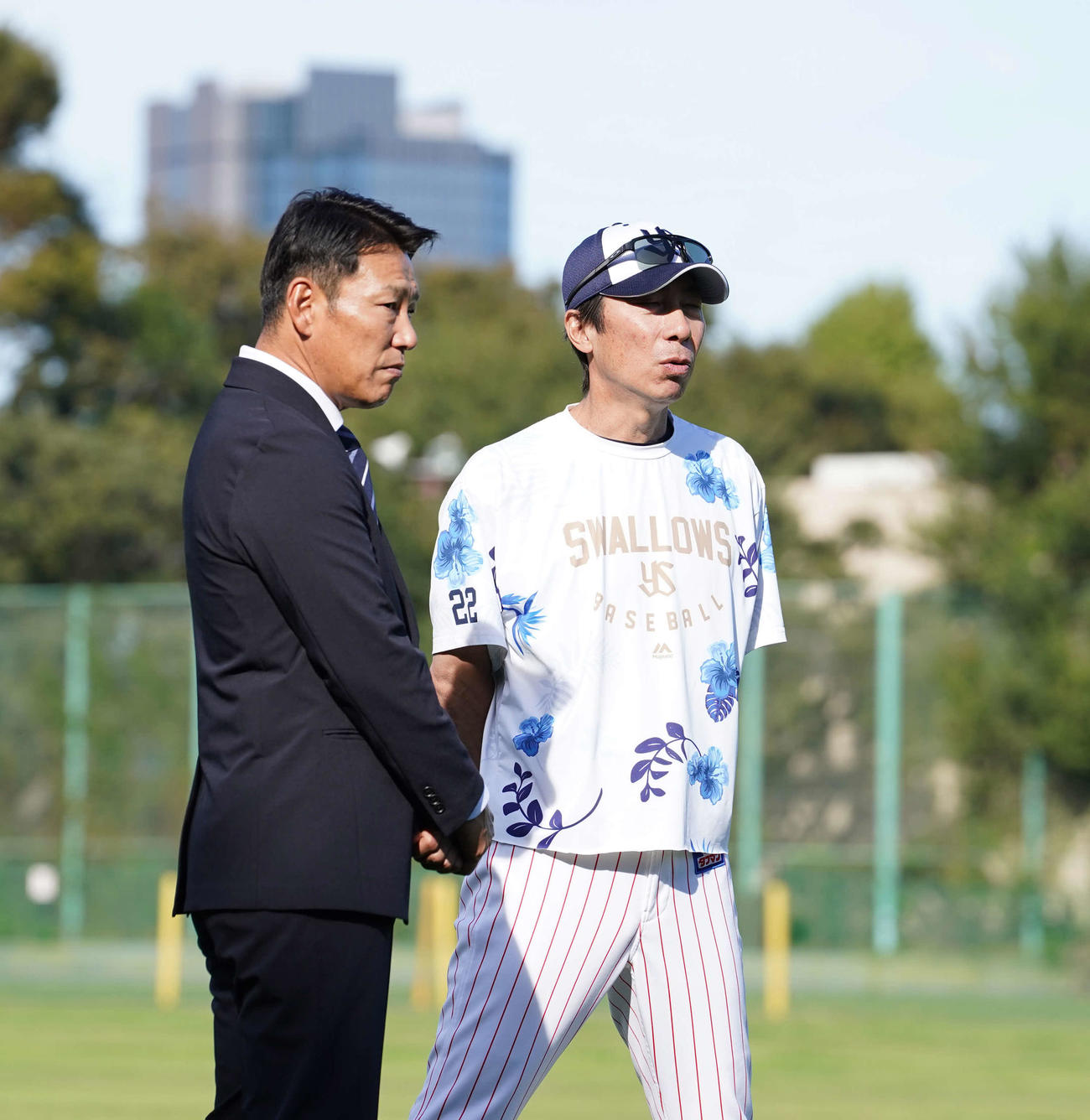 ヤクルトの練習を視察した日本代表井端監督は高津監督（右）と談笑する（撮影・小沢裕）