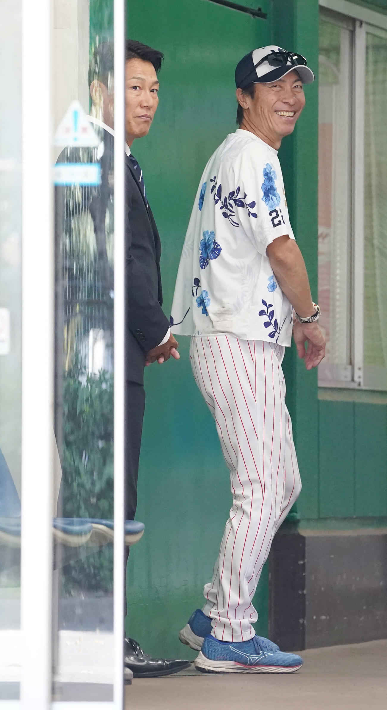 ヤクルトの練習を視察した日本代表井端監督（左）は高津監督と談笑する（撮影・小沢裕）