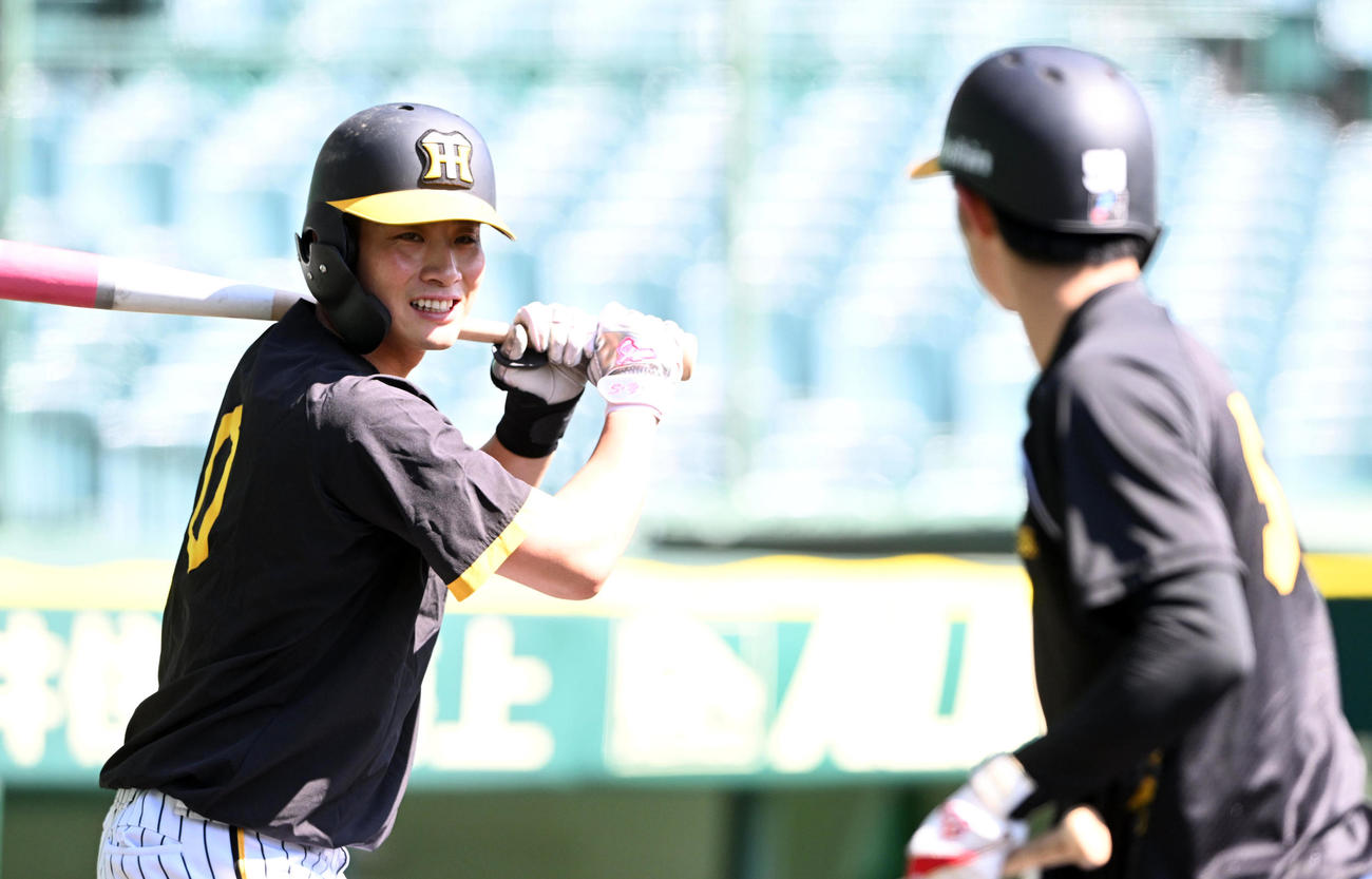 中野（右）と笑顔で話す木浪（撮影・前岡正明）