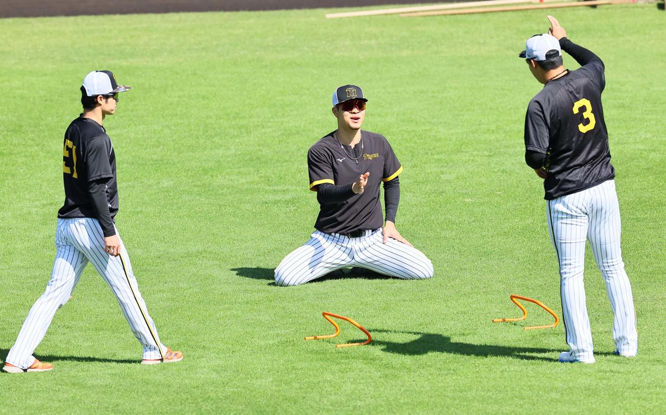 佐藤輝（中央）は大山（右）中野と話をする（撮影・上田博志）