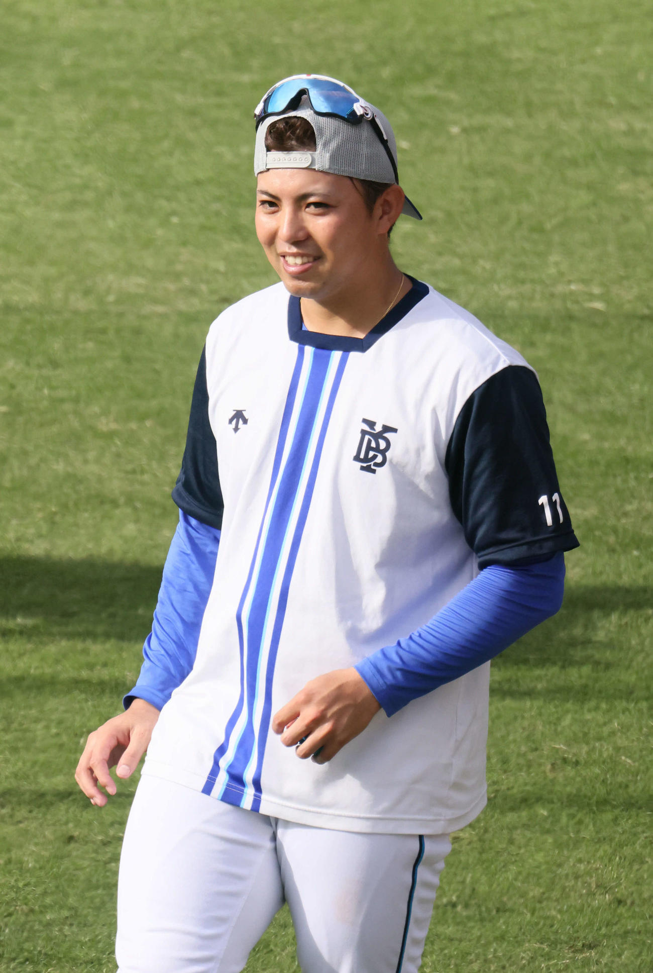 練習で笑顔をみせるDeNA東（撮影・加藤孝規）