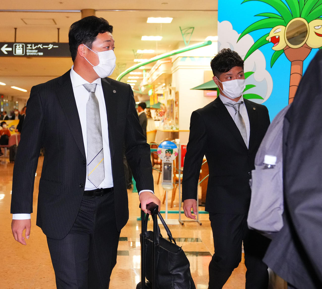 フェニックスリーグ参加のため宮崎入りした阪神大山（左）と坂本（撮影・藤尾明華）