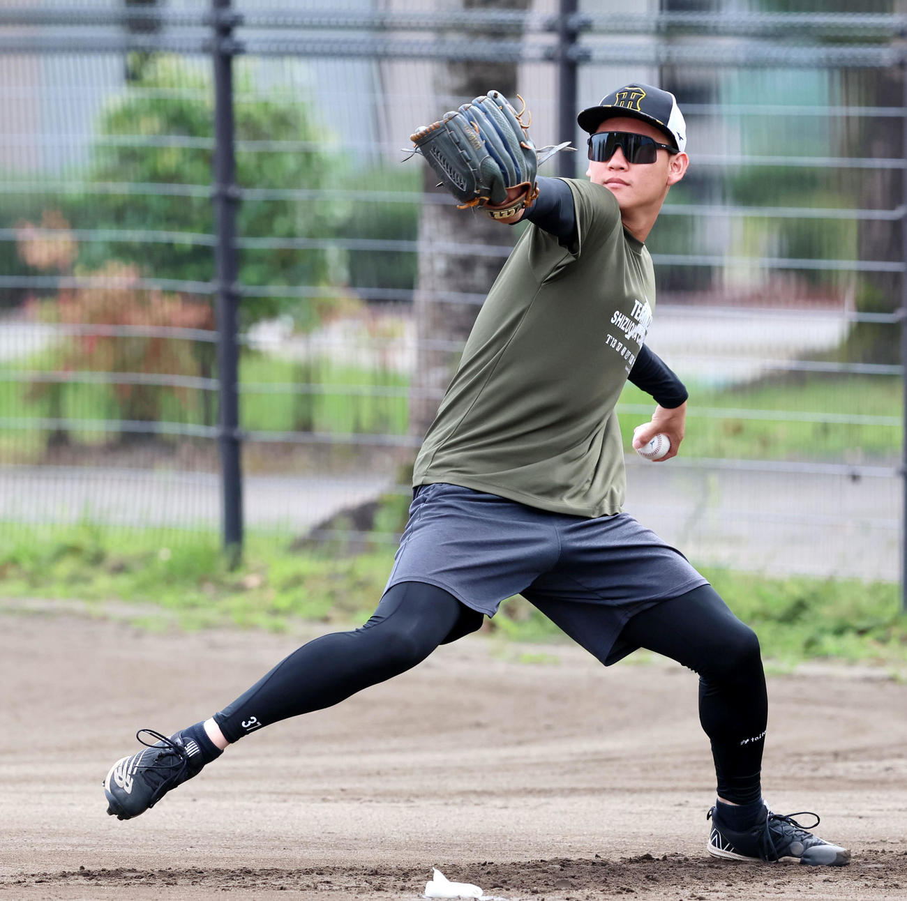 練習でキャッチボールする及川（撮影・加藤哉）