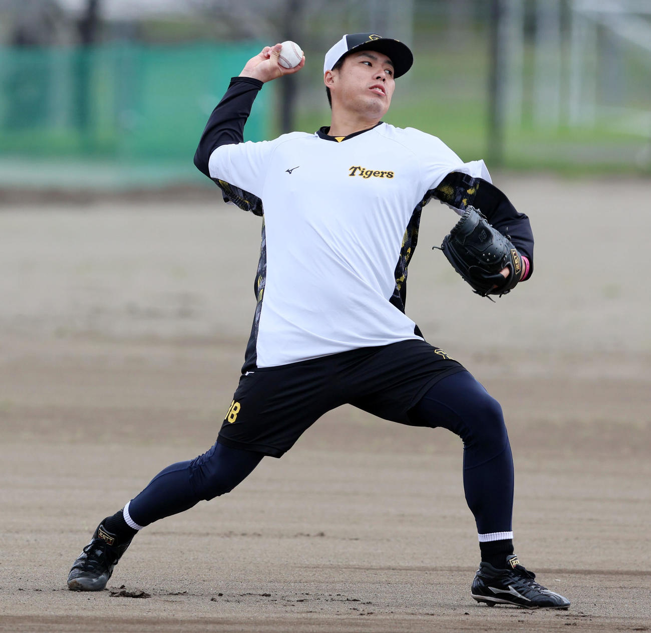 練習でキャッチボールする馬場（撮影・加藤哉）