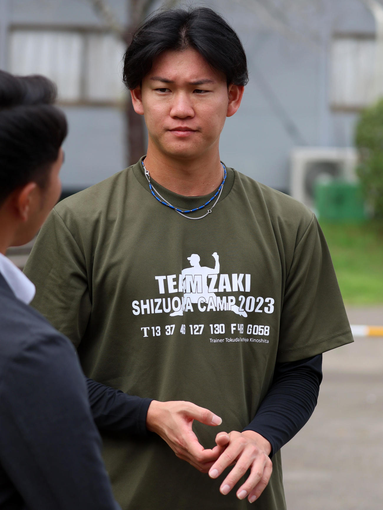 休日練習に参加し記者の質問に答える及川（撮影・加藤哉）