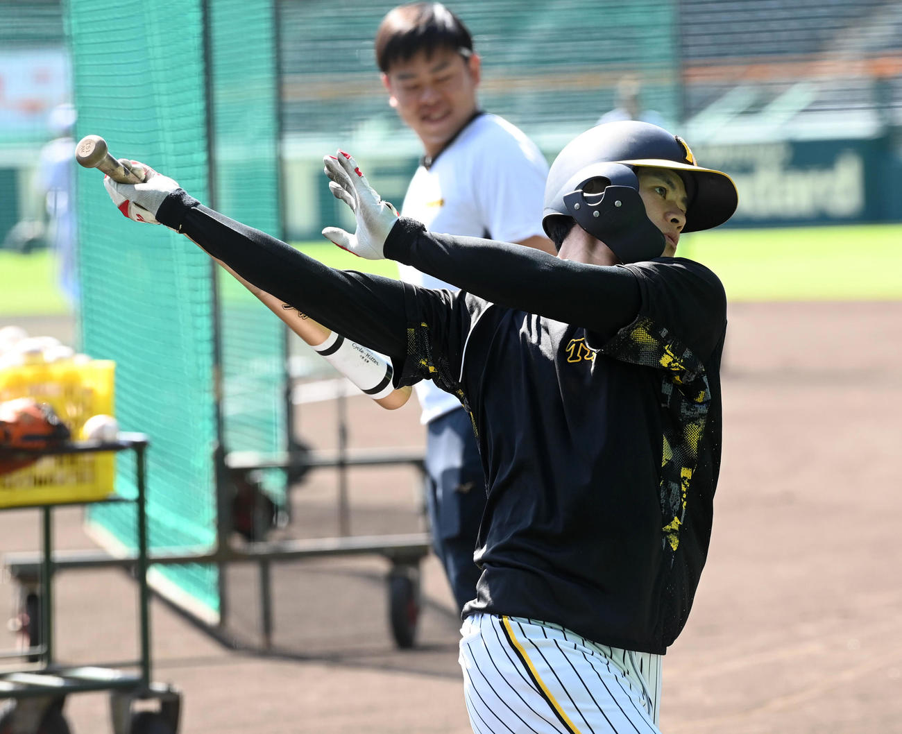 ティー打撃を行う中野（撮影・前岡正明）