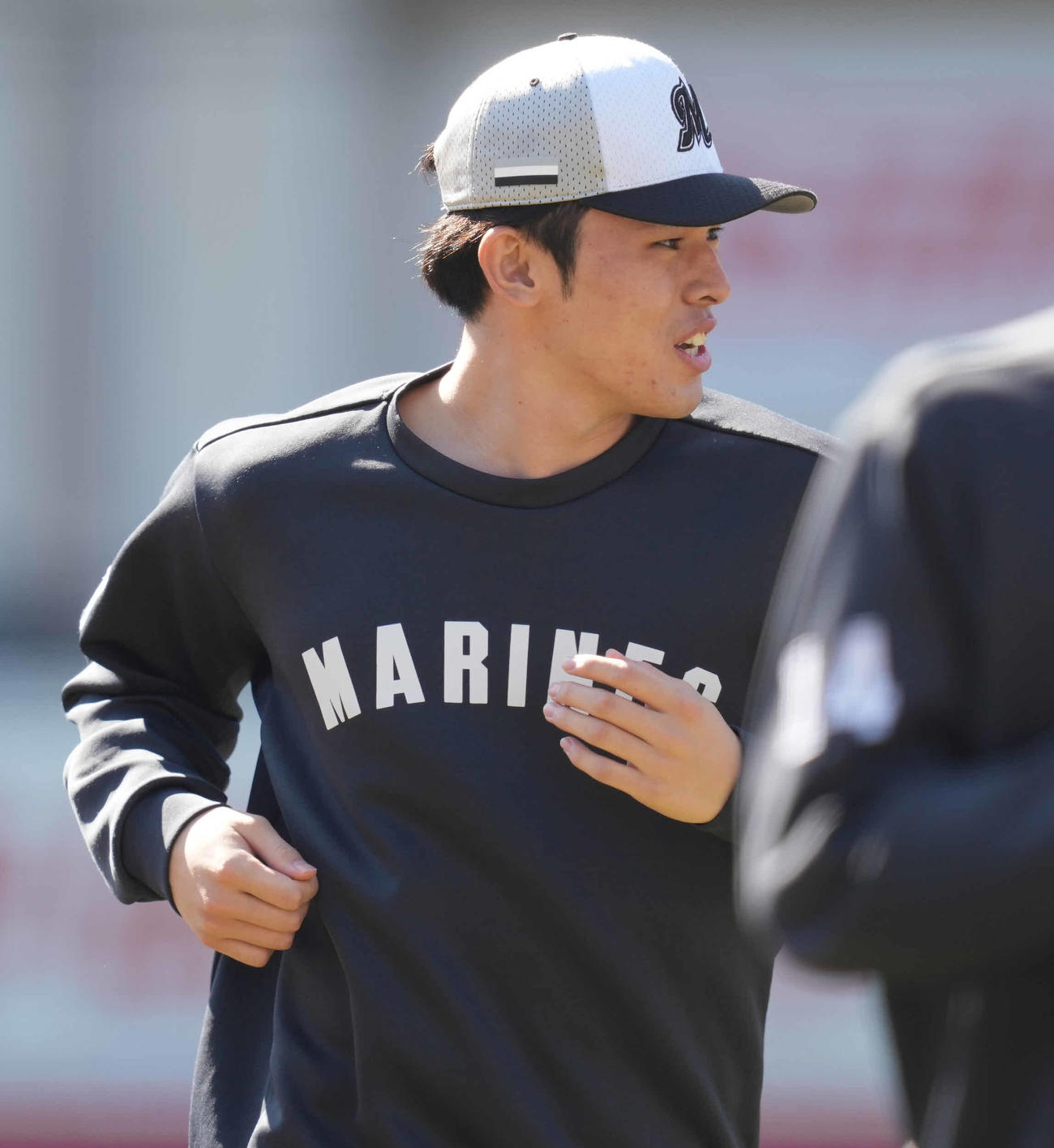 練習でリラックスした表情のロッテ佐々木朗（撮影・鈴木みどり）