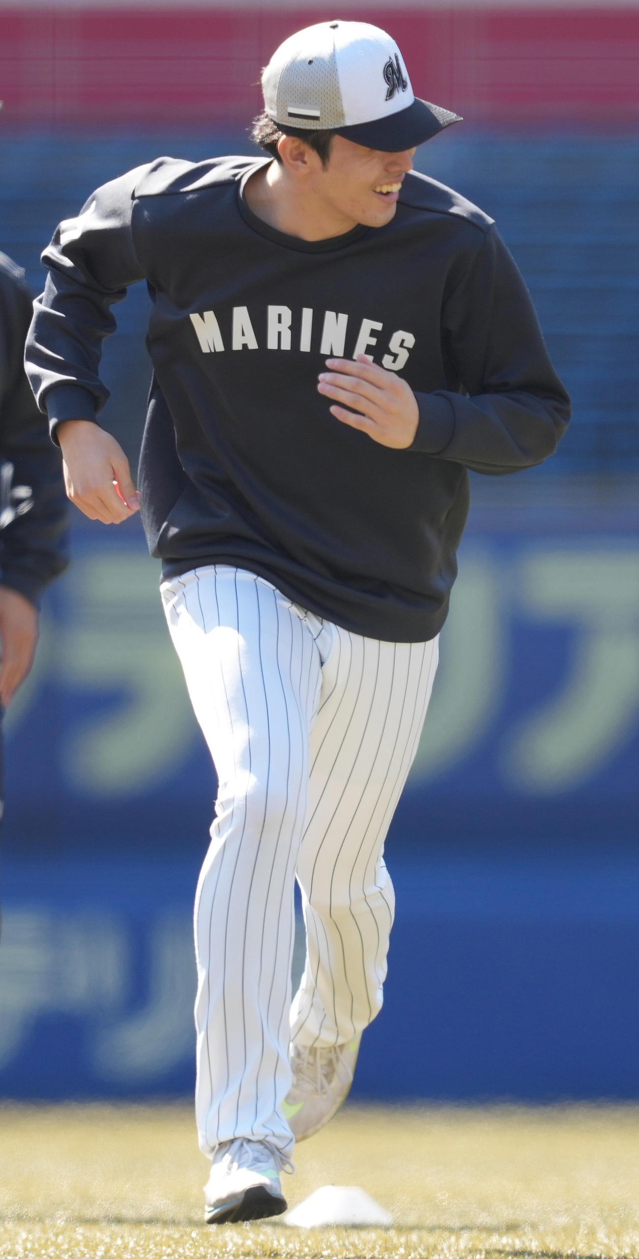 練習で笑顔のロッテ佐々木朗（撮影・鈴木みどり）