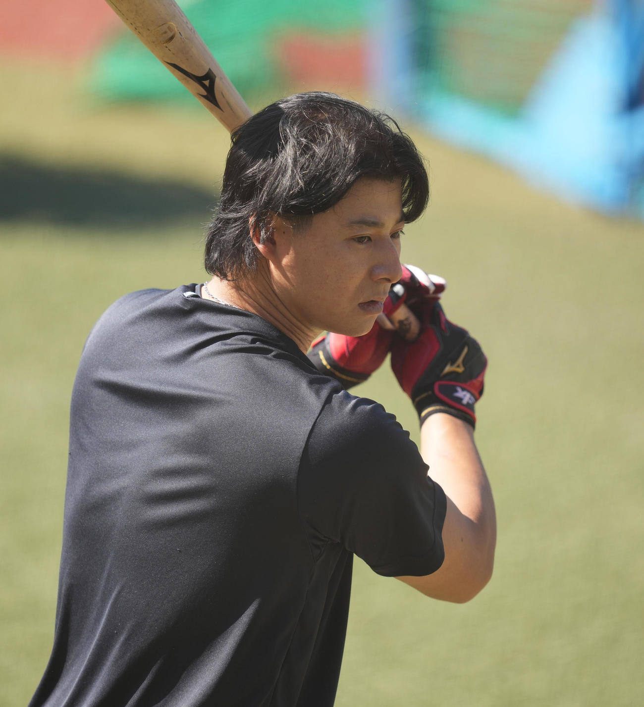 ティー打撃するロッテ藤岡（撮影・鈴木みどり）