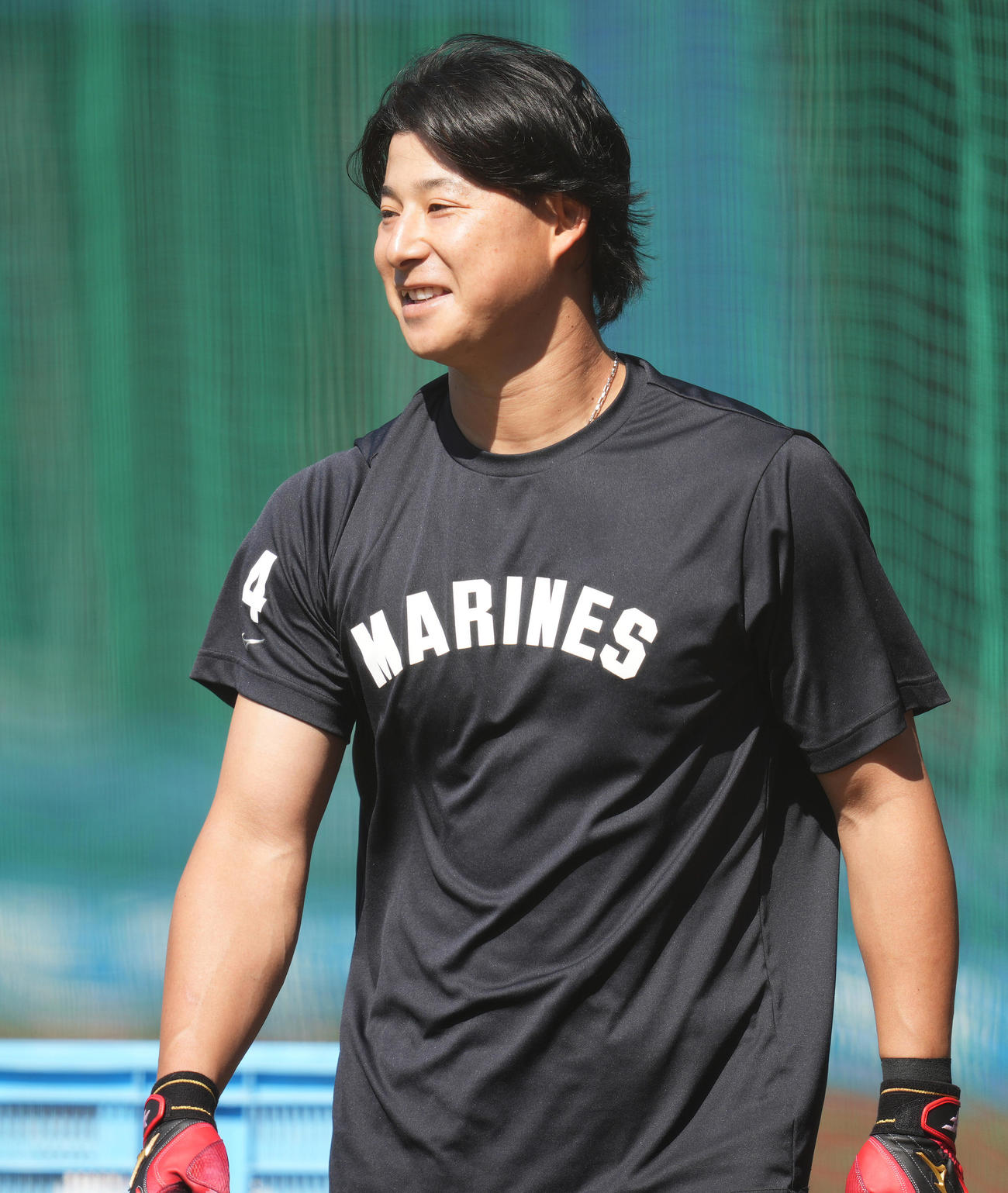 練習で笑顔のロッテ藤岡（撮影・鈴木みどり）