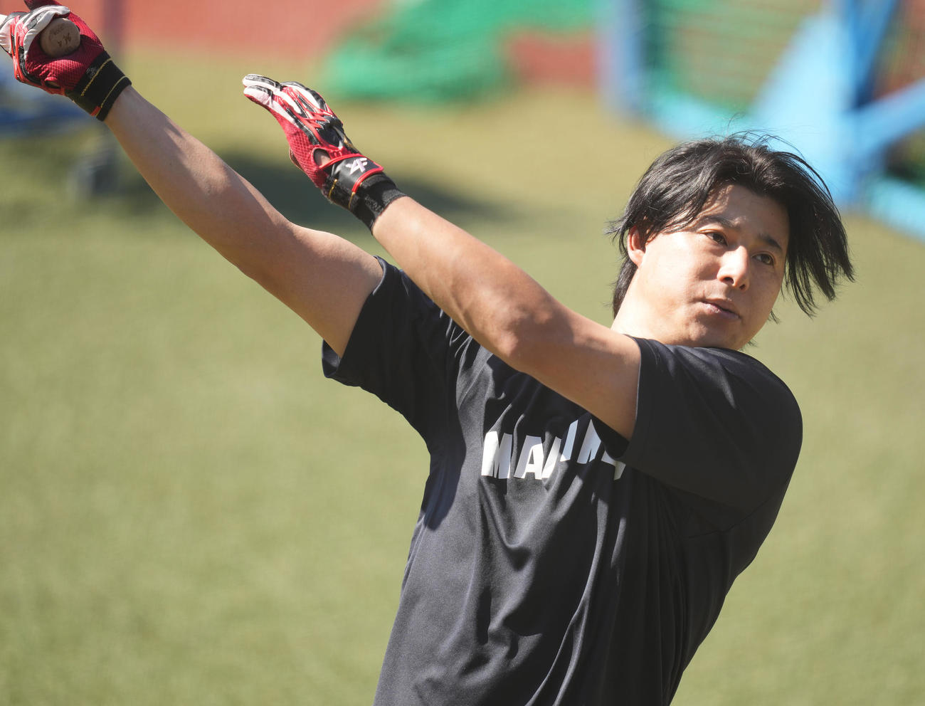 ティー打撃するロッテ藤岡（撮影・鈴木みどり）