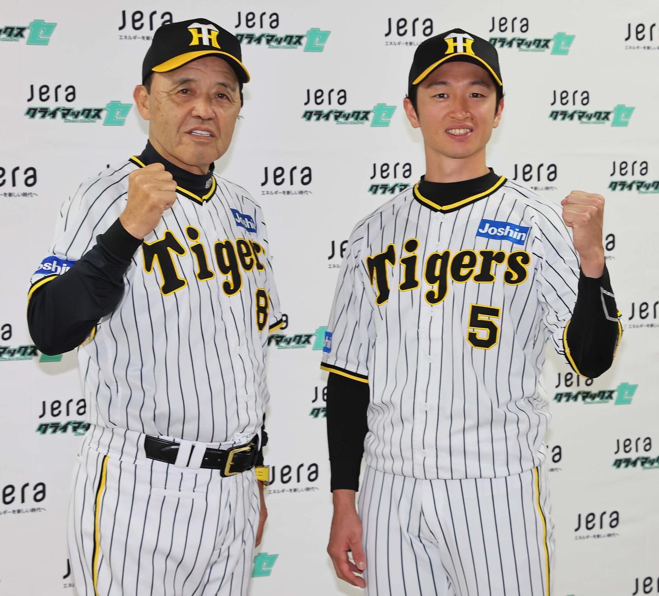2023JERAクライマックスシリーズ　セの共同記者会見に出席した岡田監督（左）と近本（撮影・上田博志）