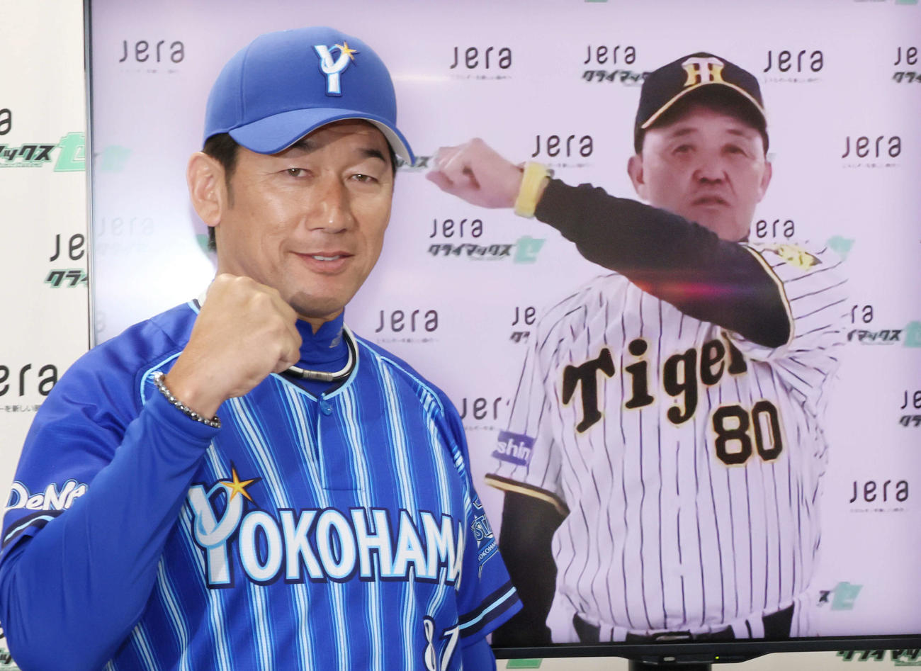 セCSファーストS前日会見後、モニター越しの阪神岡田監督はDeNA三浦監督へパンチを繰り出した（撮影・加藤孝規）