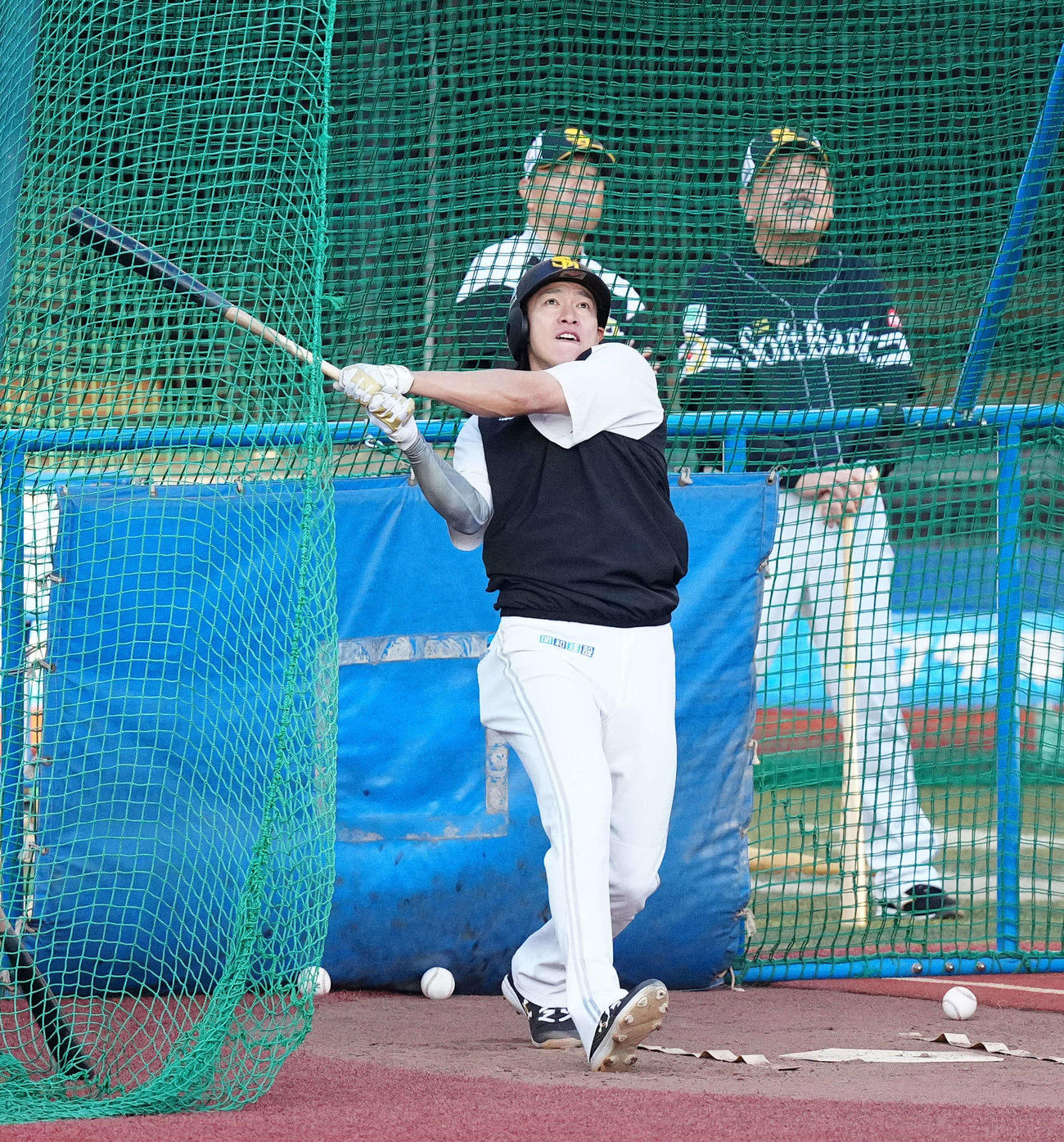 打撃練習で柵越えするソフトバンク柳田。後方右は藤本監督（撮影・江口和貴）