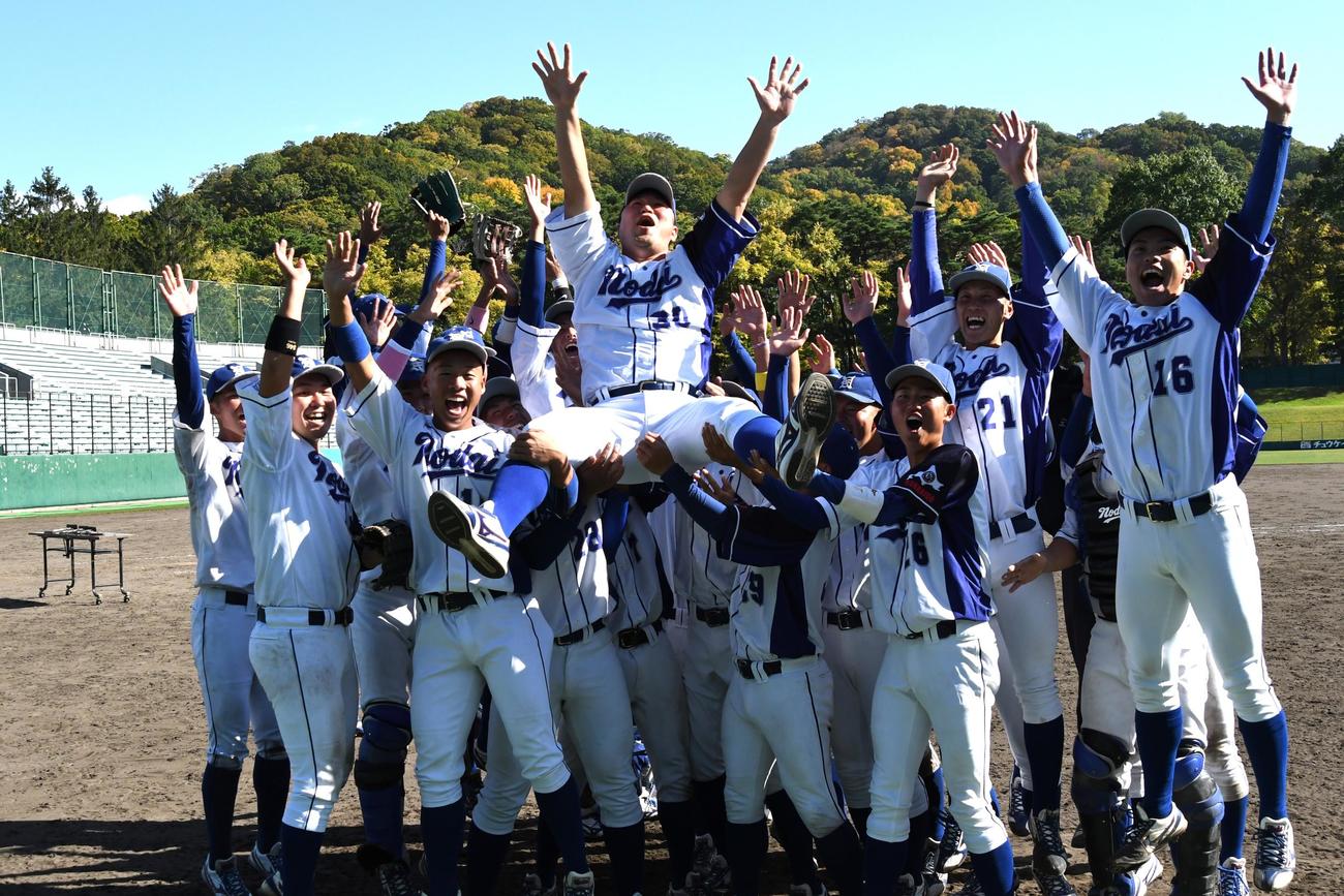 三垣勝巳監督（中央）を胴上げする東農大北海道のメンバー（撮影・石井翔太）