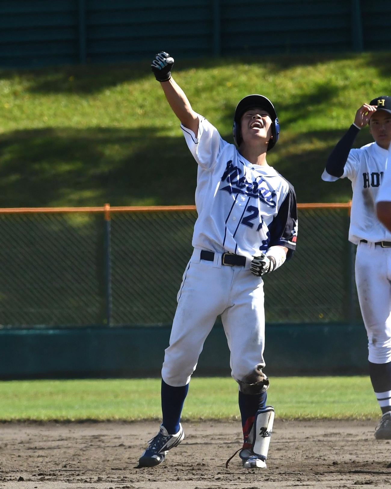 4回裏東農大北海道無死二、三塁、勝ち越しの2点適時二塁打を放ち、塁上でガッツポーズする北口（撮影・石井翔太）