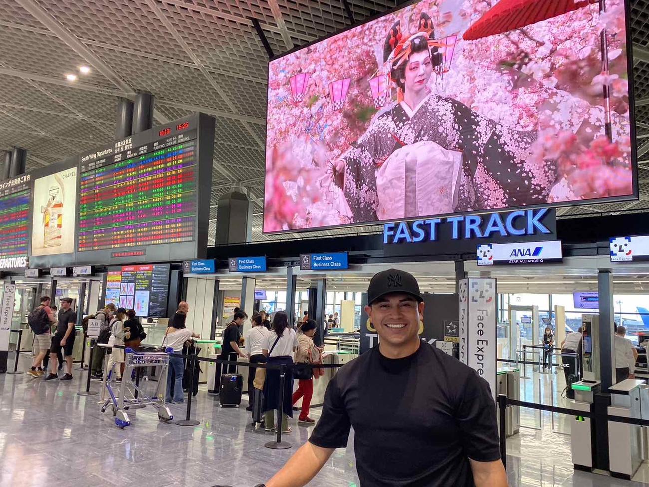 成田空港からメキシコへ帰国する楽天バニュエロス（楽天野球団提供）