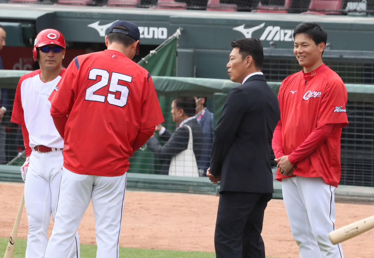 セCSファーストS第1戦　試合前練習中、広島新井監督（左から2人目）と話し合う侍ジャパンの井端監督（左から3人目）。左は田中。右は栗林（撮影・加藤孝規）