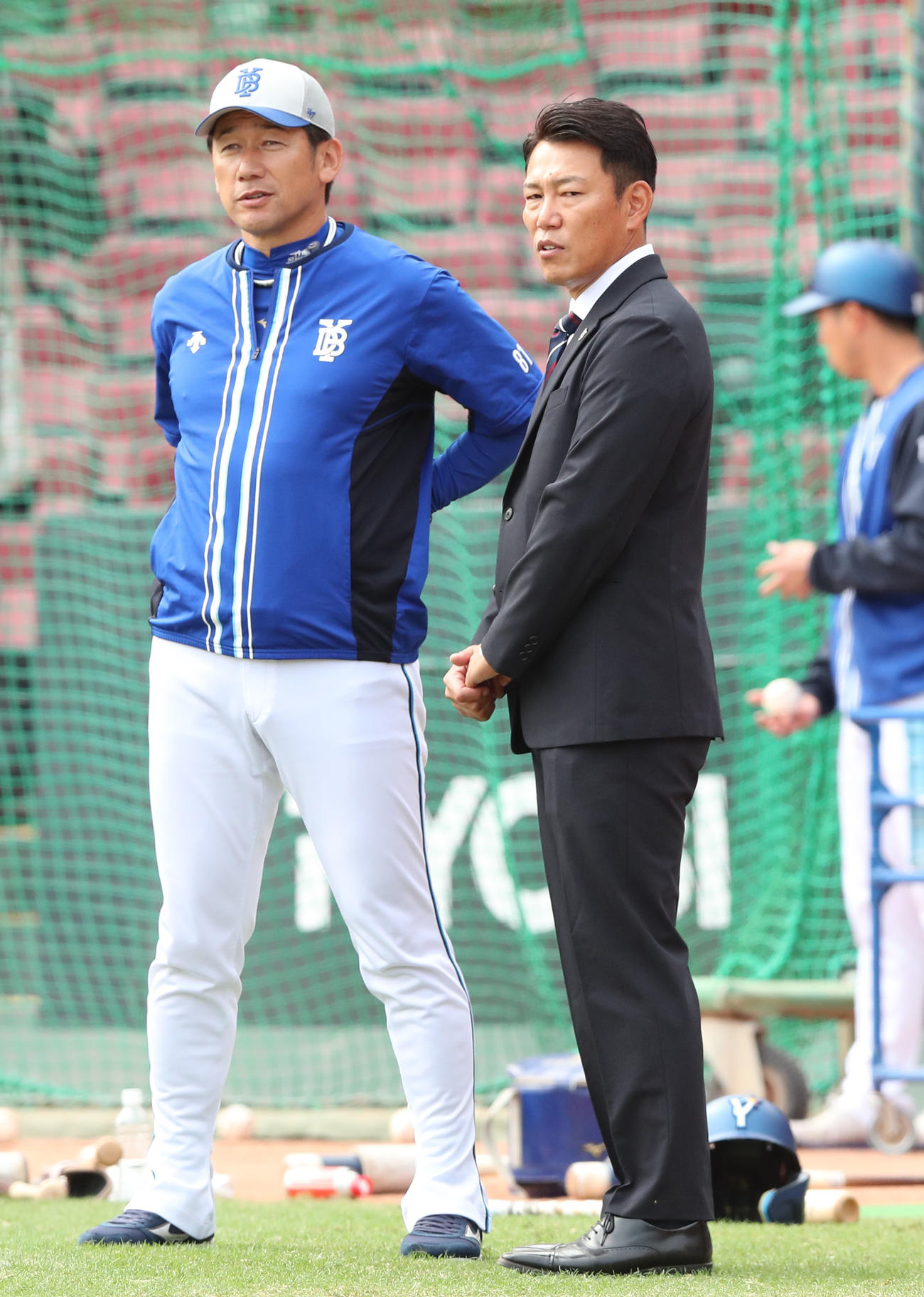 広島対DeNA　試合前、話をする三浦監督と井端監督（撮影・梅根麻紀）
